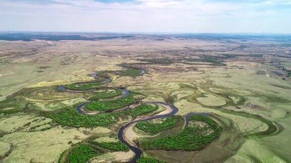 有许多小河蜿蜒在内蒙古的草原上