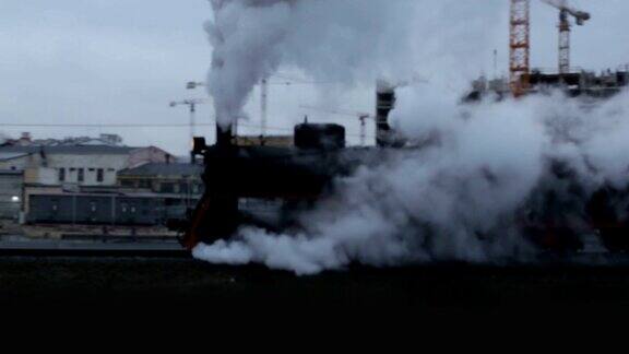 烟雾中蒸汽机车的剪影