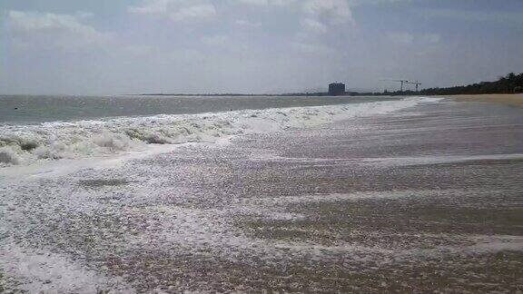 越南美丽的海洋海浪把沙子冲到岸边