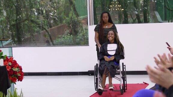 轮椅女人毕业