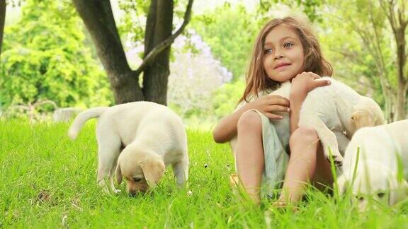 小女孩和小狗玩