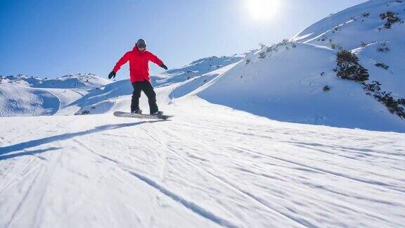 滑雪运动员在滑雪坡道上滑行表演特技跳跃