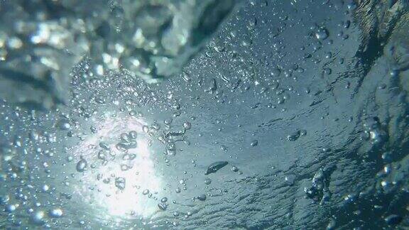 水下POV:沉入塔希提岛附近清澈的海底