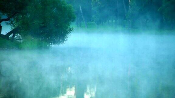 湖面上的薄雾