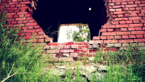 一座废弃的旧砖房