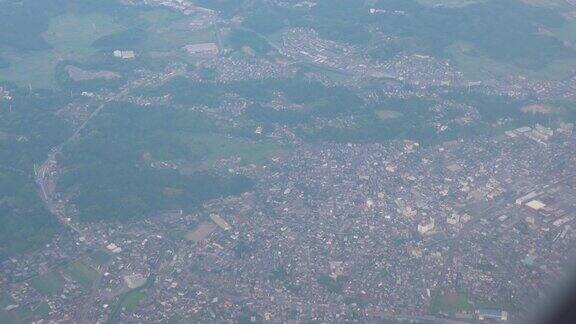 从飞机窗口观看4k空中景观东京日本