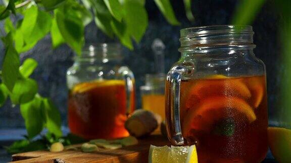 冰茶加柠檬蜂蜜和姜