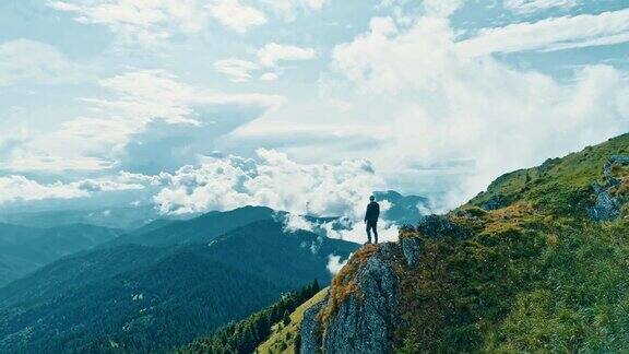 这个人站在山崖上看到美丽的风景