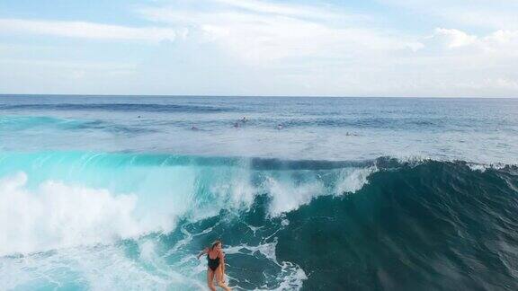 冲浪女骑在蓝色的海洋上慢动作