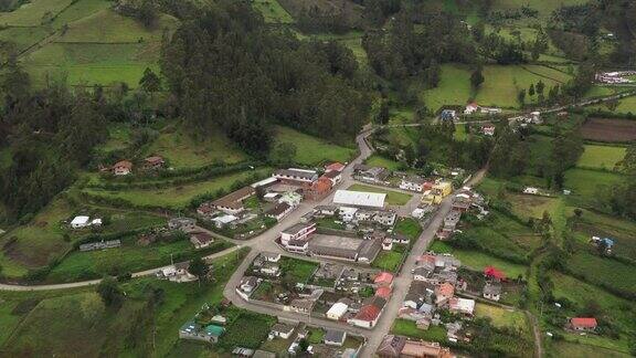 鸟瞰一个安第斯小山村飞过村庄上空