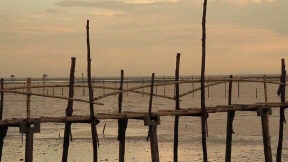 沙滩上的竹桥