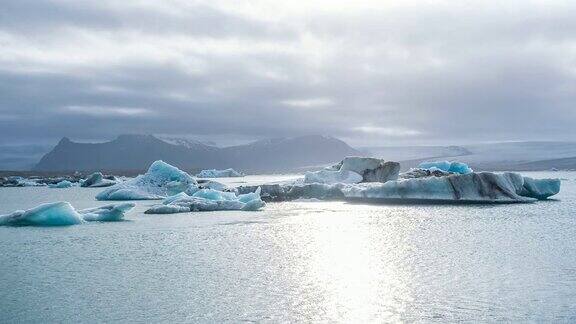 从冰岛钻石海滩上看到的冰山漂浮在Jokulsarlon冰川泻湖上