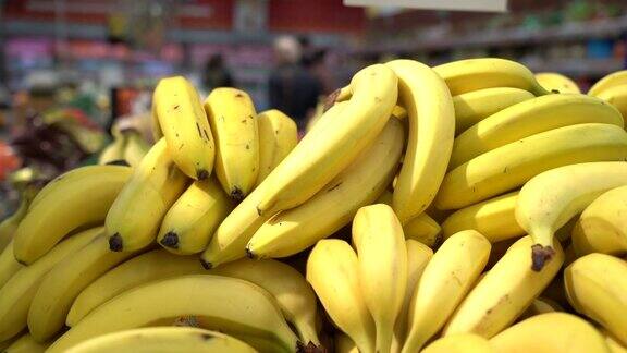 超市的特写镜头里新鲜成熟的香蕉
