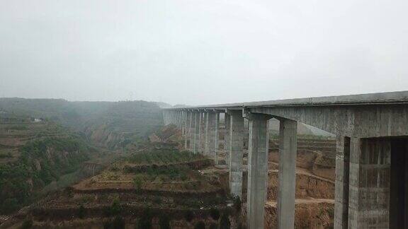 在中国西部的陕西省新建的高速公路上几乎没有汽车
