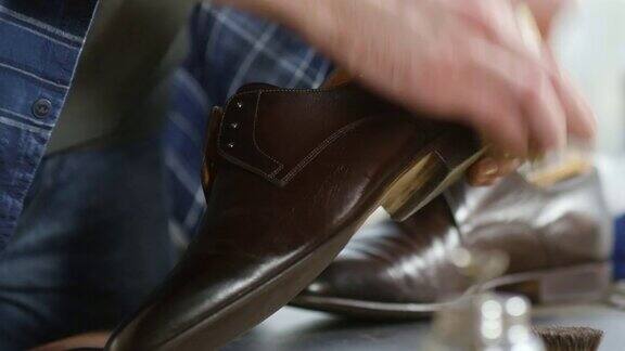鞋匠打磨皮靴的双手