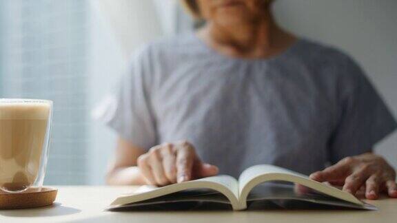 亚洲老人正在读书