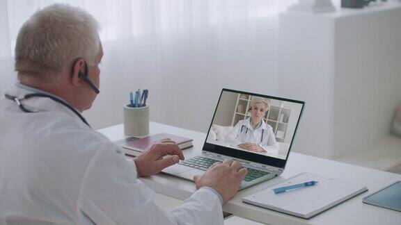 两位医学专家通过网络摄像头在线聊天咨询和交换信息