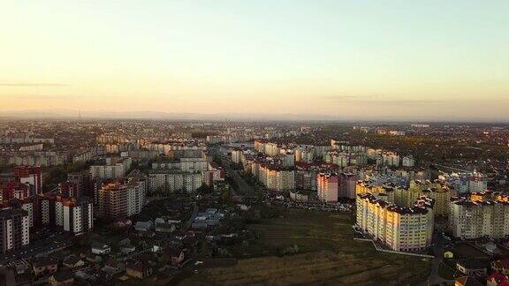 日落时分乌克兰Ivano-Frankivsk市郊区的高层住宅公寓和私人住宅的鸟瞰图