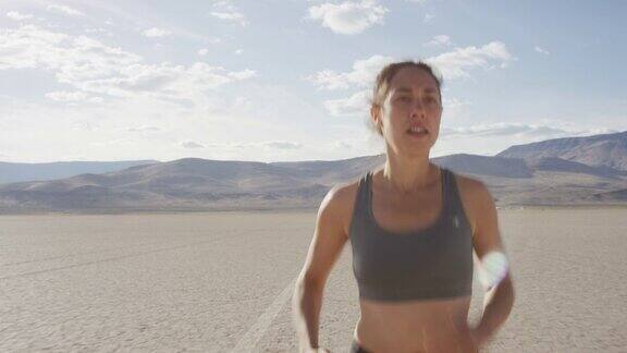 追踪一个女人在沙漠里奔跑的镜头