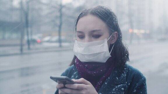 年轻女孩戴上防护口罩用智能手机检测空气污染