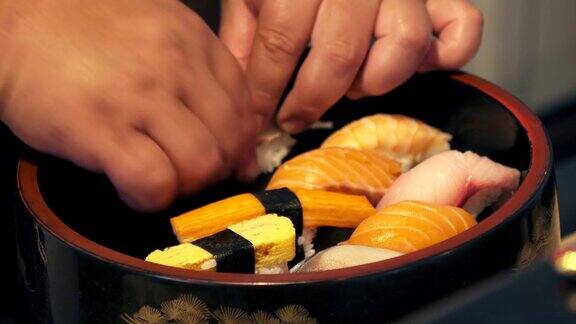 厨师正在做寿司