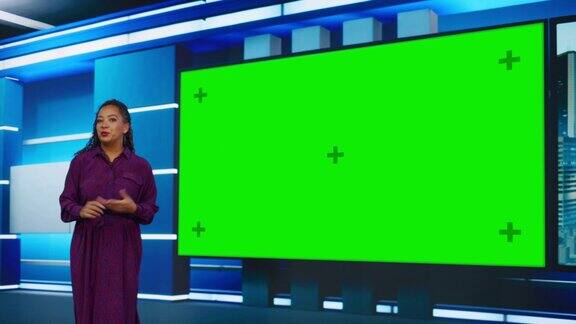 脱口秀电视节目:英俊的白人男性主持人站在新闻演播室使用大绿色色度键屏幕新闻阿克尔主持人谈论新闻天气播放模拟有线频道