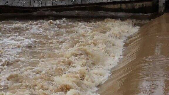 在运河的水坝溢洪道上流动的水