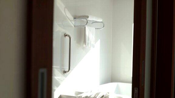 倾斜相机的滑动门打开浴室浴盆有一条毛巾