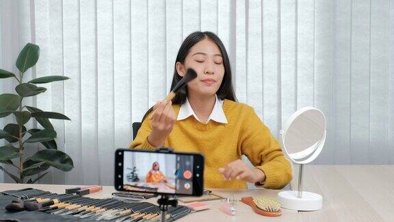 亚洲美女网红录制视频在线直播与化妆品网红在社交媒体概念直播病毒式视频