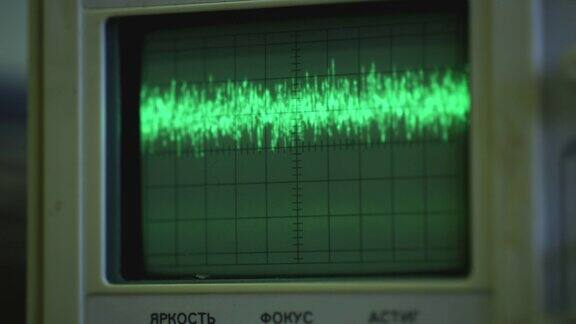 示波器波形在模拟屏幕上军事跟踪监控示波器上的振幅图