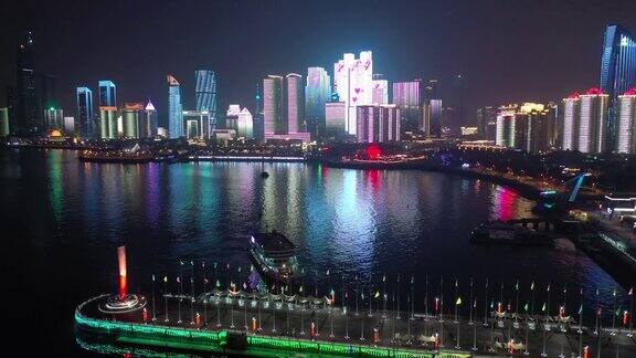 夜间照明显示青岛市区著名的奥林匹克湾前空中全景4k中国