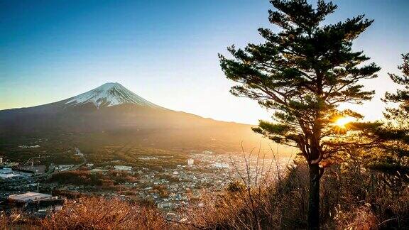 日本川口町富士山的日落与自然景观