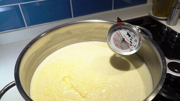 温度计里面的锅煮牛奶用于制作酸奶