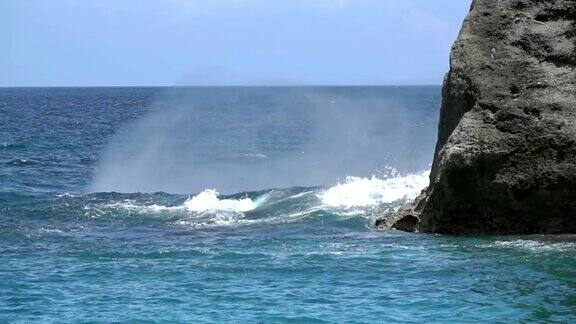 海浪与溅破岩石慢动作