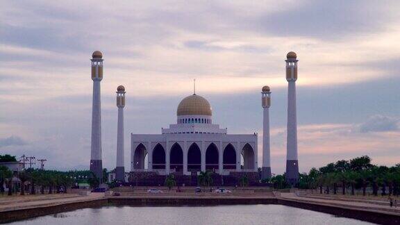 泰国松卡清真寺中央美丽的天空