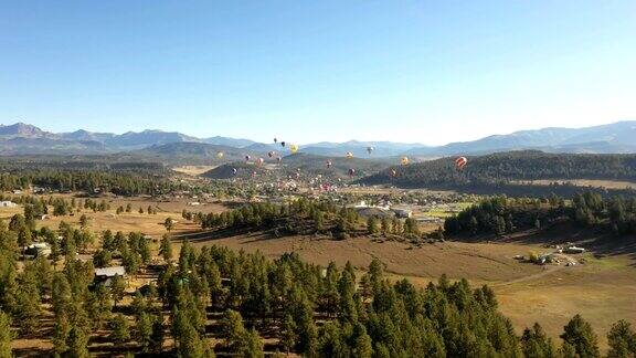 科罗拉多州遥远小镇上空的气球节
