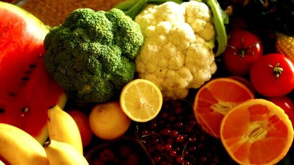 一堆新鲜水果和蔬菜