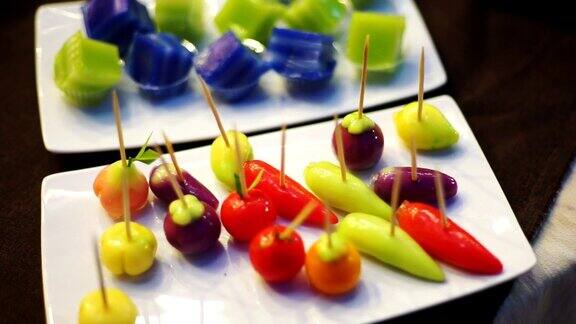 传统的泰国甜点与各种水果形状的绿豆果冻或KanomLookChoup