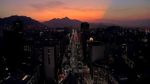 巴西黄昏在里约热内卢市中心街道上空飞翔