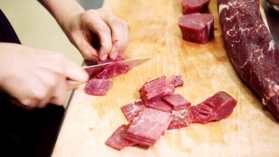 在餐厅厨房为烹饪准备切肉
