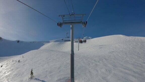 加拿大不列颠哥伦比亚省惠斯勒黑梳滑雪缆车上升的视角时间推移
