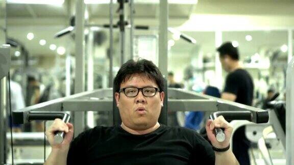 亚洲胖男人做肩部锻炼