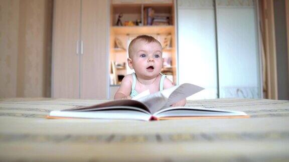 孩子躺在床上看书宝宝翻着书一个小女孩在家里的发展未来天才的童年