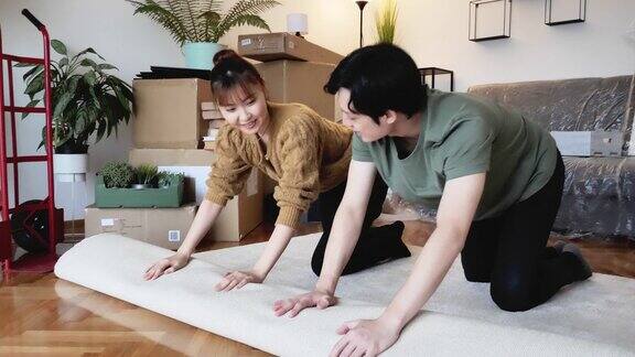 一对日本夫妇搬进新公寓铺地毯