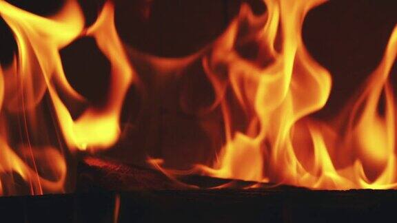 燃烧着火在壁炉里用木柴烧柴