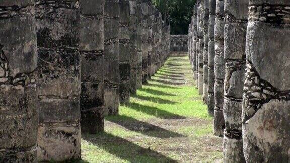 墨西哥尤卡坦半岛的奇琴伊察武士神庙遗址的圆柱