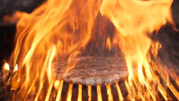 在餐馆的厨房里火焰在慢动作中燃烧烹饪汉堡包或汉堡的肉在火热的烧烤架上烤出美味的肉全高清