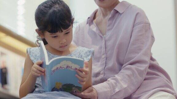 漫威宇宙的一位老太太在图书馆教她的孙女读书