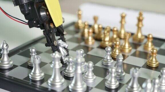 黄色机器人手臂在棋盘上下棋