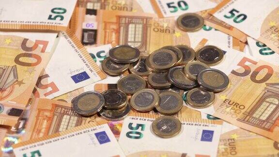 50欧元钞票和现金硬币一圈一圈地转欧元收齐